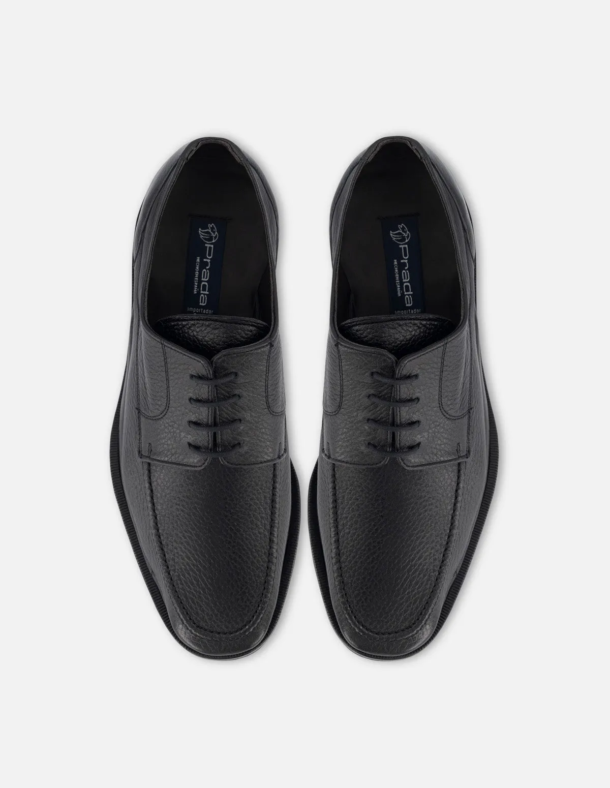Blucher de piel color negro con suela de goma para hombre.