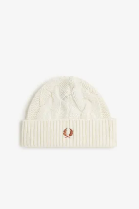 Gorro de lana de cordero en punto trenzado
