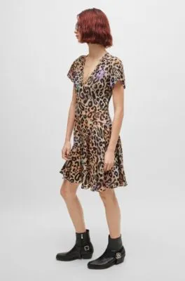 Vestido cruzado de tejido con estampado de leopardo